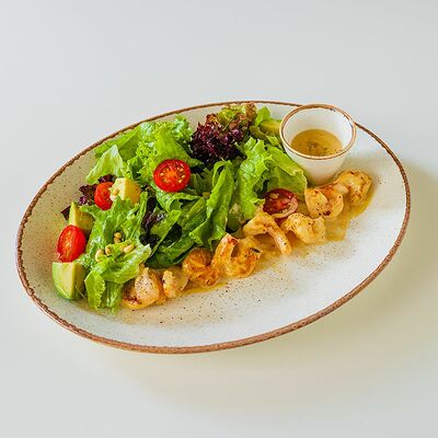 Салат с авокадо и креветками, обжаренными в сливках и устричном соусе в Kitchen по цене 610