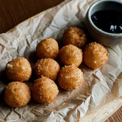 Настоящие сырные шарики в El papa chapa по цене 420 ₽