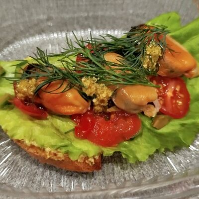 Брускетта с соусом Крем-чиз, черри и рукколой в Сытый Лось по цене 220 ₽