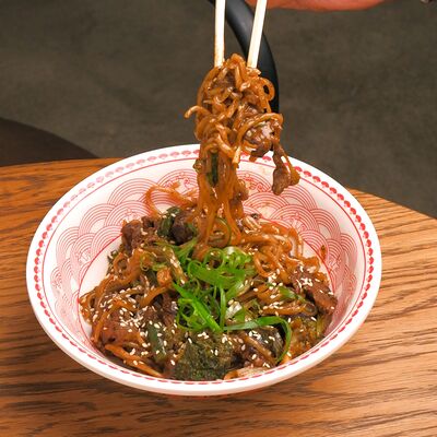 Лапша Чоу-Мейн с говядинойв Лапса раменбар по цене 670 ₽