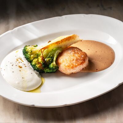 Краб-кейк, брокколи, мусс пармезан в Коробок по цене 880 ₽