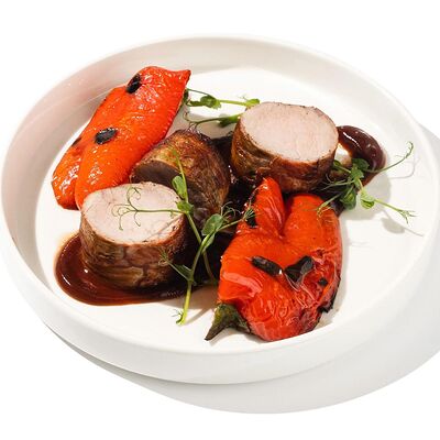 Свиная вырезка в беконе в Песто Тесто по цене 890 ₽