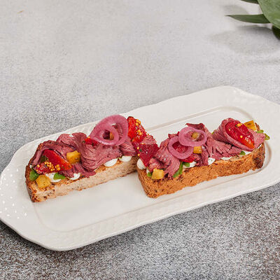 Тост на ремесленном хлебе с ростбифом и сальсой из печеного перца в Family Grill по цене 450 ₽