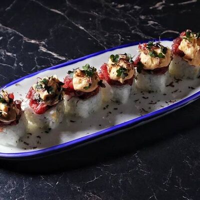 Ролл с тартаром из говядины и трюфелем в Gills по цене 990 ₽