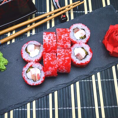 Холодный ролл Острая креветка в 4 Лосося по цене 449