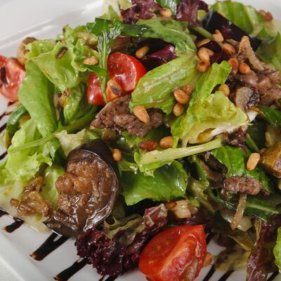 Тёплый салат с куриной печенью в Мансарда по цене 590 ₽