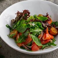 Салат с лососем и горчичной заправкойв Вкусновица