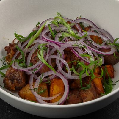 Томленая говядина с картофелем в По Чесноку по цене 691 ₽