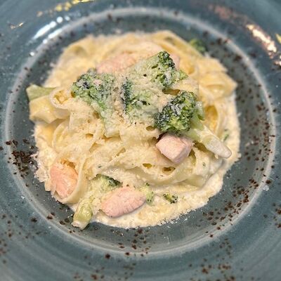 Фетучини с лососем в Ранчо Grill & Bar по цене 840 ₽