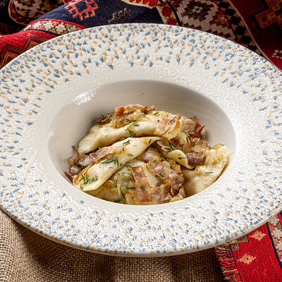 Вареники с картофелем и шкварками в Хмели & Сунели по цене 480 ₽