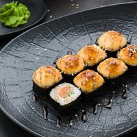 Запеченный ролл с лососем в Omakase Yoshitake Sushi