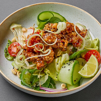 Салат с хрустящей говядиной в Шикари по цене 490