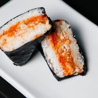 Онигири с лососем в Sushi Box