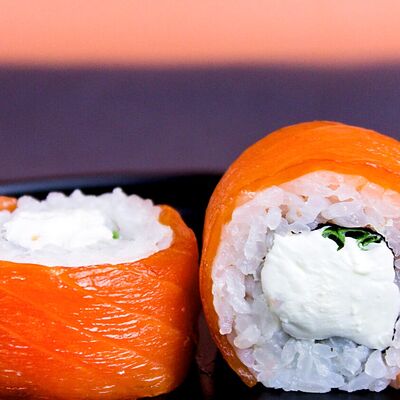 Филадельфия с луком в SushiShark по цене 670 ₽