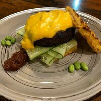 Вафля-бургер с горячим сыром чеддер в Hamilton's pub