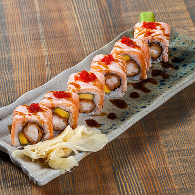 Ролл с опаленным лососем и креветкой Темпура в Bao по цене 970 ₽