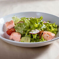 Салат с лососем и киноа в Клуб-кафе Трын-Трава