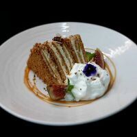Медовый торт с соленой карамелью в Le Grill