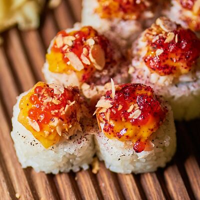 Ролл запеченный с манго в Полтора тигра по цене 580