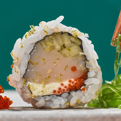 Ролл с гребешком, огурцом и крем-васаби в Sushi Please по цене 1190 ₽