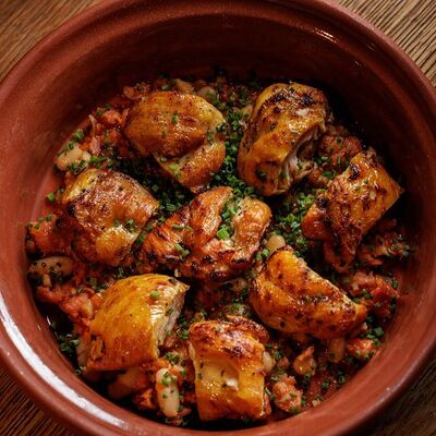 Голень цыпленка, рагу из фасоли с чоризо в Saray по цене 1190 ₽