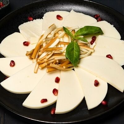 Ассорти грузинских сыров 210г в Грузинская история №1 по цене 750 ₽