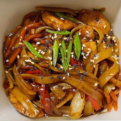 Вок Лапша с курицей в Кимура Суши & Поке по цене 615 ₽