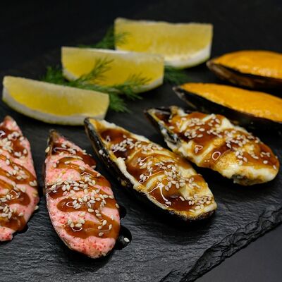 Ассорти из запеченных мидий в Food74 Court Суши Пицца по цене 705 ₽