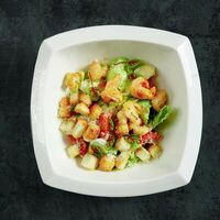 Салат Цезарь с креветками в Остерия Il Massimo