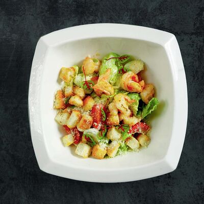 Салат Цезарь с креветками в Остерия Il Massimo по цене 750 ₽