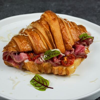 Круассан с ростбифом в Dimcoffee по цене 610 ₽