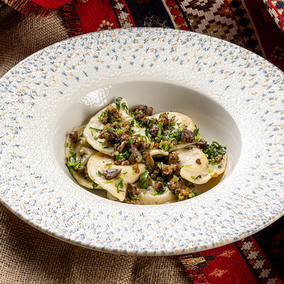 Вареники с картофелем и грибами в Хмели & Сунели по цене 550 ₽