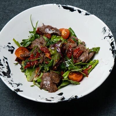 Теплый салат с говядинойв Bo-bo lounge по цене 980 ₽