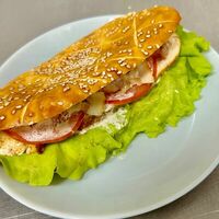 Сэндвич на сдобной булке с беконом и курицей гриль в Круассан Дорэ