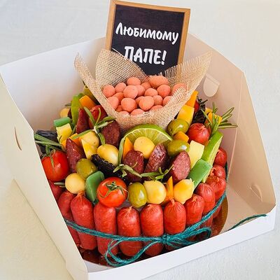 Бенто-тортик из колбасы для любимого папыв Дарите красиво по цене 4402 ₽