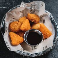 Сыр фри с малиново-перечным соусом в Кайфын