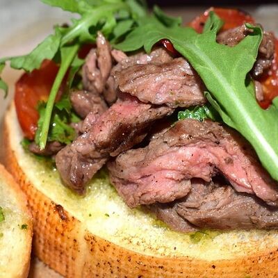 Брускетта с ростбифом в Romero steak по цене 790 ₽