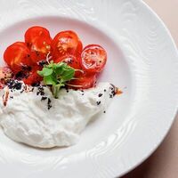 Страчателла с томатами под малиновым кремом в Solo Vicini