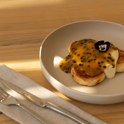 Сырники с ванильным йогуртом и манго-маракуйевым кули в Matilda по цене 570 ₽