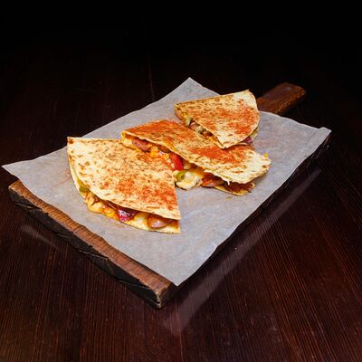 Кесадилья с острыми колбасками в Папа Рядом Гриль-паб по цене 565 ₽