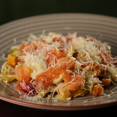 Салат Цезарь с лососем в Menthol по цене 550 ₽