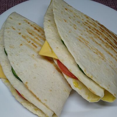  Сэндвичи с ветчиной с томатным соусом в Полметра шаурмы по цене 459 ₽