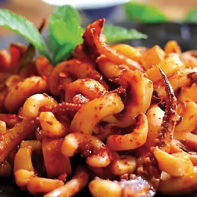 В37 Сковородка с кальмарами и овощами 铁板鱿鱼 в Charlie tea по цене 820 ₽