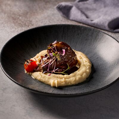 Говяжьи щечки с соусом демиглас и пюре из корня сельдерея в REGUL по цене 1620 ₽