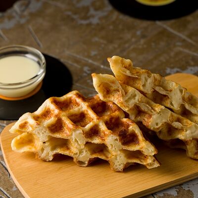 Сладкие бельгийские вафли со сгущенкой в BEATS BREW по цене 914 ₽