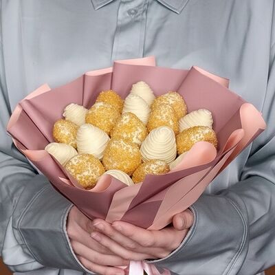 Букет «Золотистый» (19 шт.) в Luna-Клубника в шоколаде по цене 3990 ₽