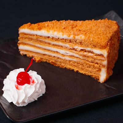 Медовик в Umami по цене 290 ₽