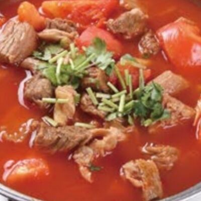 Тушеная говяжья грудинка с томатамив ГУаНЬ ЯНЬ по цене 1750 ₽