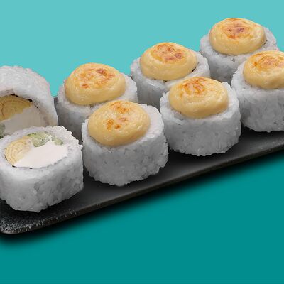 Сытный чесночно-сырный ролл в О! Суши по цене 670 ₽