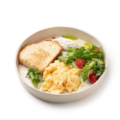 Скрэмбл с брускеттой и овощным салатом в Делюсь добром по цене 450 ₽